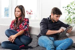 Votre couple est peut-être en danger : 6 utilisations à risque des réseaux sociaux