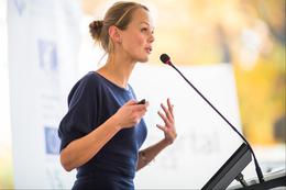 La femme peut-elle parler ou enseigner à l'église ?