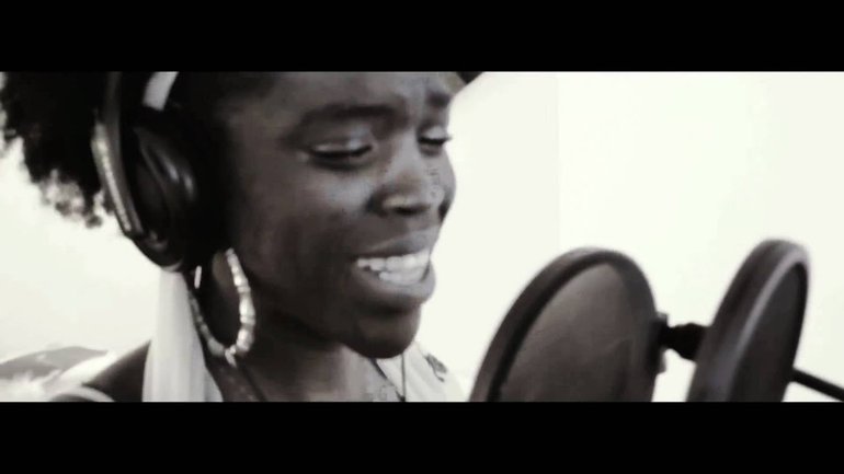Piero Battery "Vers les montagnes" featuring david consentino - vasthi - elisabeth - tay'r x