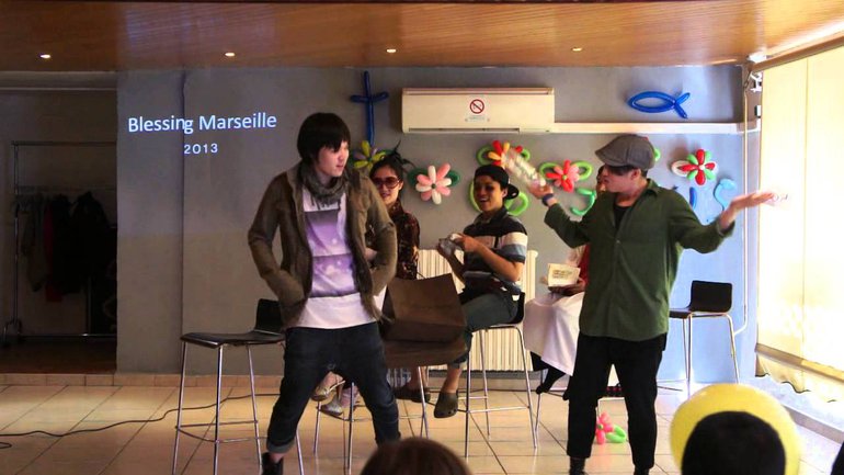 Blessing Marseille - Mime : le salut