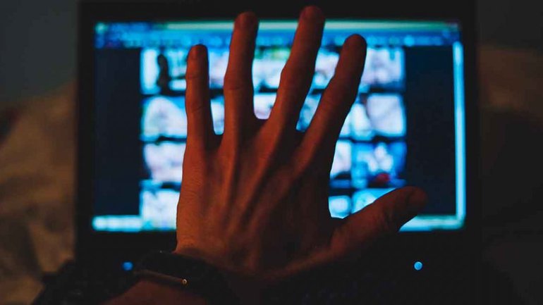 7 associations demandent au Président le retrait des offres gratuites des sites pornographiques